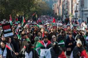 LONDON: Deseci tisuća ljudi izašli su na ulice Londona u znak podrške palestinskom narodu