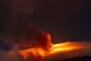 RIM: Vulkan Etna na Siciliji ponovno eruptirao i izbacuje lavu - vulkanski pepeo doseže visinu od oko 4.500 metara RIM: Vulkan Etna na Siciliji ponovno eruptirao i izbacuje lavu - vulkanski pepeo doseže visinu od oko 4.500 metara