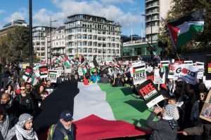 LONDON: Deseci tisuća ljudi izašli su na ulice Londona u znak podrške palestinskom narodu