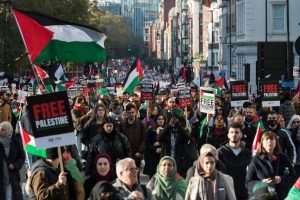 LONDON: Deseci tisuća ljudi izašli su na ulice Londona u znak podrške palestinskom narodu
