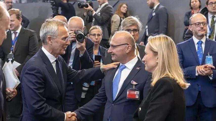 BRUXELLES: Na inicijativu Hrvatske, šest članica EU-a i NATO-a zatražile otvaranje pregovora s BiH BRUXELLES: Na inicijativu Hrvatske, šest članica EU-a i NATO-a zatražile otvaranje pregovora s BiH