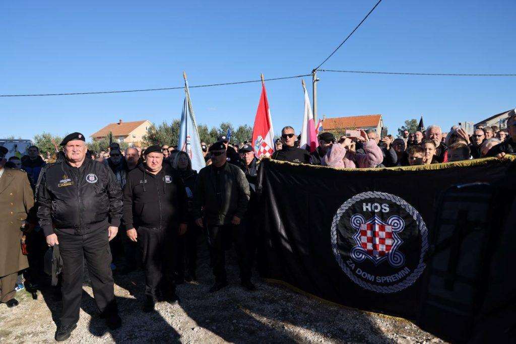 (FOTO) DAN SJEĆANJA NA ŽRTVE ŠKABRNJE: Polaganjem vijenaca završeno obilježavanje 32. obljetnice stradanja hrvatskih civila i branitelja u Škabrnji
