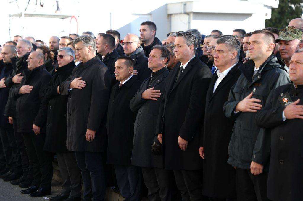 (FOTO) 32. GODIŠNJICA VUKOVARSKE TRAGEDIJE: Više 0d 150 tisuća Hrvata i njihovih prijatelja poklonilo se žrtvi Vukovara