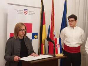 BERLIN: „Ratnice čuvarice kulturne baštine“ naziv je izložbe ratnih fotografija otvorene za Dan sjećanja na žrtvu Vukovara i Škabrnje u Berlinu