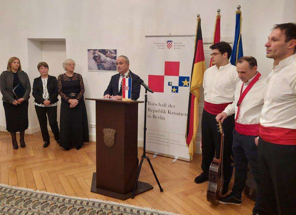 BERLIN: „Ratnice čuvarice kulturne baštine“ naziv je izložbe ratnih fotografija otvorene za Dan sjećanja na žrtvu Vukovara i Škabrnje u Berlinu