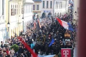 (FOTO) 32. GODIŠNJICA VUKOVARSKE TRAGEDIJE: Više 0d 150 tisuća Hrvata i njihovih prijatelja poklonilo se žrtvi Vukovara