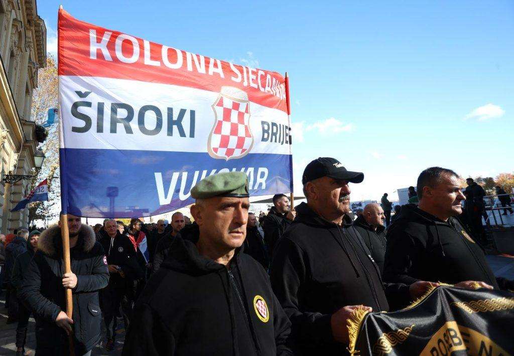 (FOTO) 32. GODIŠNJICA VUKOVARSKE TRAGEDIJE: Više 0d 150 tisuća Hrvata i njihovih prijatelja poklonilo se žrtvi Vukovara