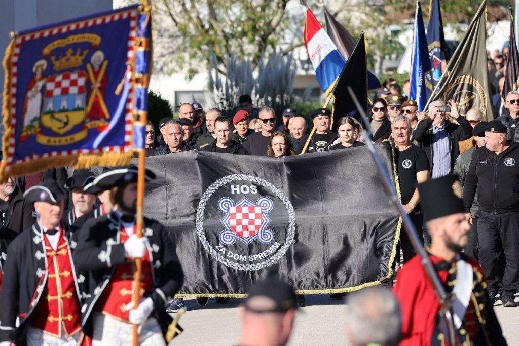 (FOTO) DAN SJEĆANJA NA ŽRTVE ŠKABRNJE: Polaganjem vijenaca završeno obilježavanje 32. obljetnice stradanja hrvatskih civila i branitelja u Škabrnji