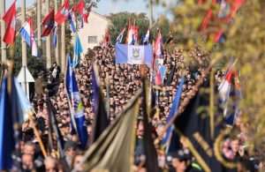 (FOTO) DAN SJEĆANJA NA ŽRTVE ŠKABRNJE: Polaganjem vijenaca završeno obilježavanje 32. obljetnice stradanja hrvatskih civila i branitelja u Škabrnji