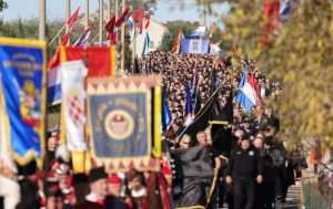 (FOTO) DAN SJEĆANJA NA ŽRTVE ŠKABRNJE: Polaganjem vijenaca završeno obilježavanje 32. obljetnice stradanja hrvatskih civila i branitelja u Škabrnji