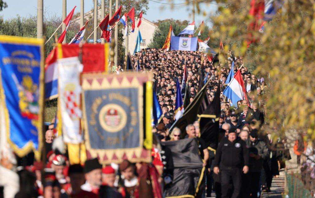 (FOTO) DAN SJEĆANJA NA ŽRTVE ŠKABRNJE: Polaganjem vijenaca završeno obilježavanje 32. obljetnice stradanja hrvatskih civila i branitelja u Škabrnji