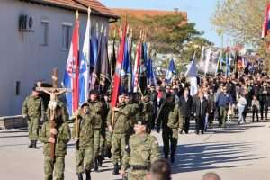 (FOTO) DAN SJEĆANJA NA ŽRTVE ŠKABRNJE: Polaganjem vijenaca završeno obilježavanje 32. obljetnice stradanja hrvatskih civila i branitelja u Škabrnji