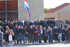 (FOTO) DAN SJEĆANJA NA ŽRTVE ŠKABRNJE: Polaganjem vijenaca završeno obilježavanje 32. obljetnice stradanja hrvatskih civila i branitelja u Škabrnji