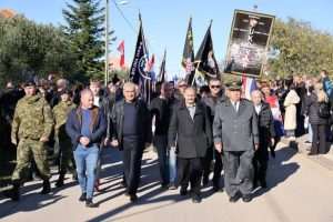 (FOTO) DAN SJEĆANJA NA ŽRTVE ŠKABRNJE: Polaganjem vijenaca završeno obilježavanje 32. obljetnice stradanja hrvatskih civila i branitelja u Škabrnji