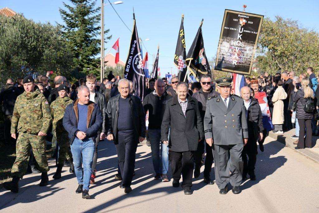 (FOTO) DAN SJEĆANJA NA ŽRTVE ŠKABRNJE: Polaganjem vijenaca završeno obilježavanje 32. obljetnice stradanja hrvatskih civila i branitelja u Škabrnji