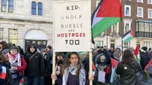LONDON: Deseci tisuća ljudi izašli su na ulice Londona u znak podrške palestinskom narodu