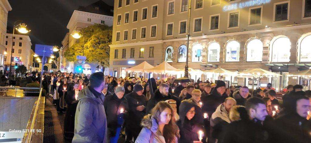 6. MÜNCHENSKI „MIMOHOD ZA VUKOVAR“: Oko dvije tisuće Hrvata i njihovih prijatelja su šetnjom ulicama Münchena odali počast poginulim i nestalim hrvatskim braniteljima Vukovara i Škabrnje
