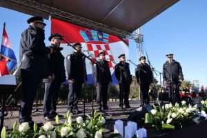 (FOTO) DAN SJEĆANJA NA ŽRTVE ŠKABRNJE: Polaganjem vijenaca završeno obilježavanje 32. obljetnice stradanja hrvatskih civila i branitelja u Škabrnji
