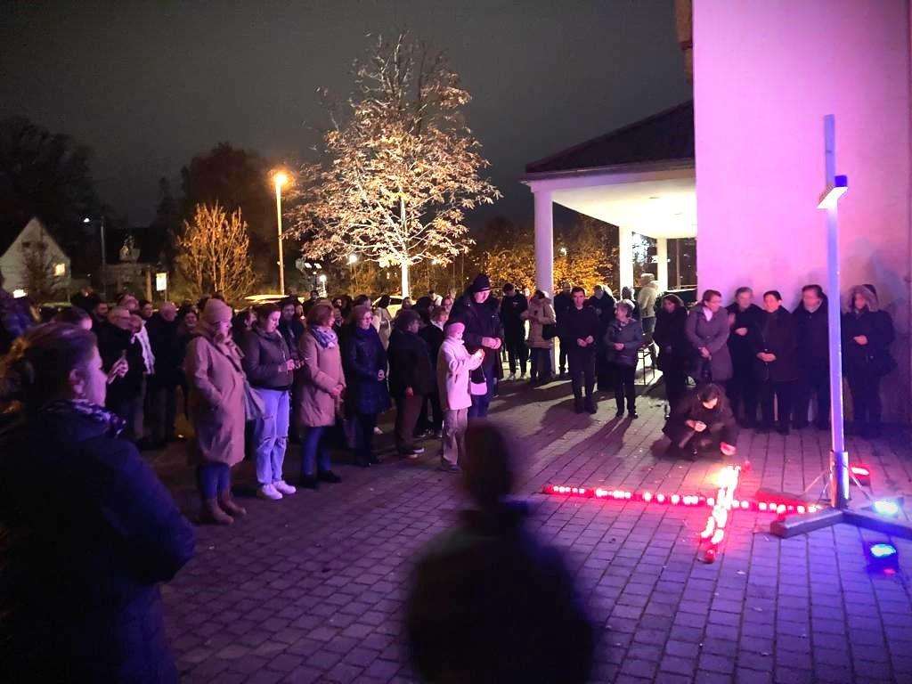 STUTTGART: Za Dan sjećanja na žrtvu Vukovara i Škabrnje služena sv. misa i upaljene svijeće za poginule hrvatske branitelje i civilne žrtve Domovinskog rata