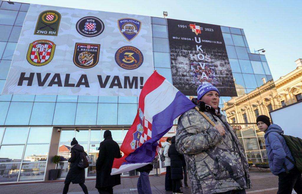 (FOTO) 32. GODIŠNJICA VUKOVARSKE TRAGEDIJE: Više 0d 150 tisuća Hrvata i njihovih prijatelja poklonilo se žrtvi Vukovara