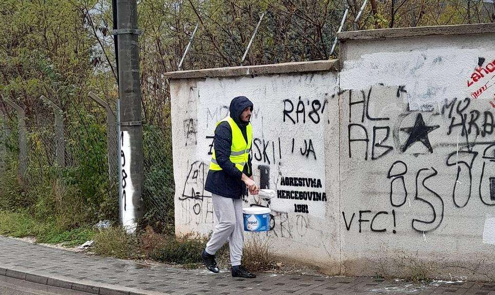 MOSTAR: Gradski vijećnik prebojao prijeteće grafite upućene Hrvatima MOSTAR: Gradski vijećnik prebojao prijeteće grafite upućene Hrvatima