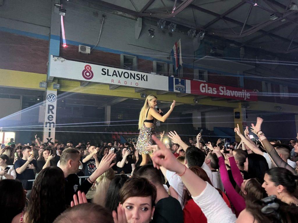 “HEROJI OSIJEKA” PORUČUJU: Drugovi sada je dosta, nemate mandat pretvoriti Osijek u grad srbijanskog turbo kič folka i kafanskih cajki