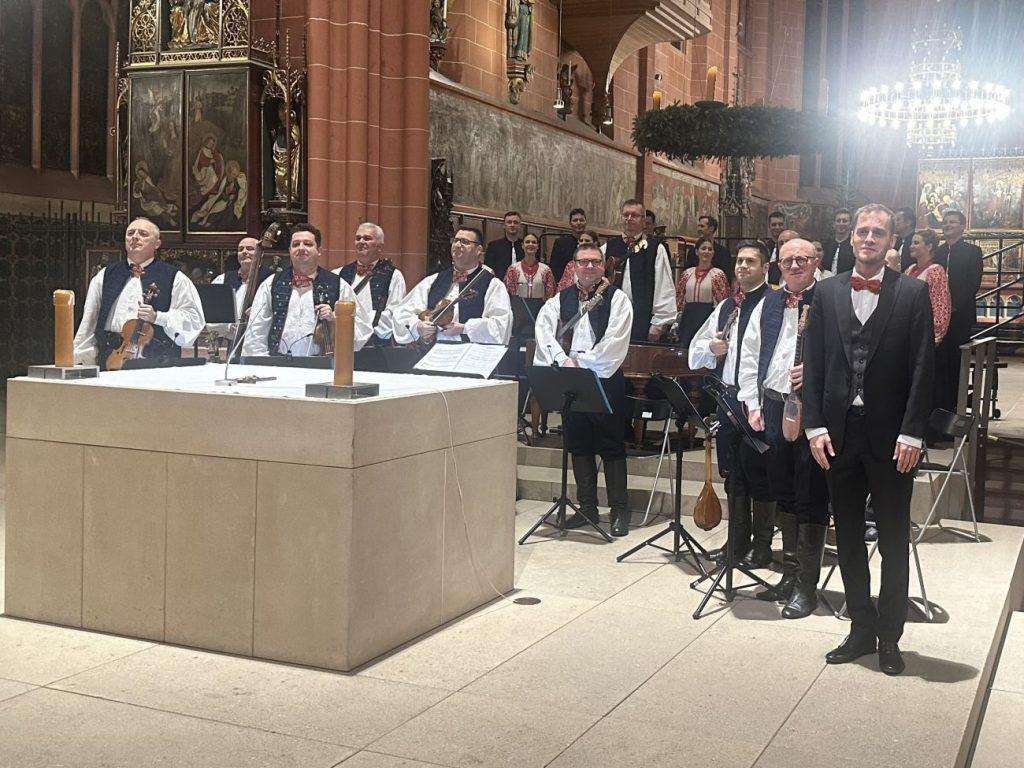 BOŽIĆNI KONCERT ZA PAMĆENJE: Folklorni ansambl Lado oduševio svojim nastupom u Katedrali sv. Bartolomeja u Frankfurtu