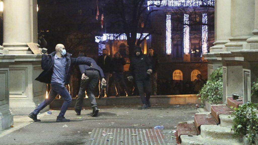 OSTVARENA VUČIĆEVA PRIJETNJA: Jake snage srbijanske policije razbile prosvjede u Beogradu