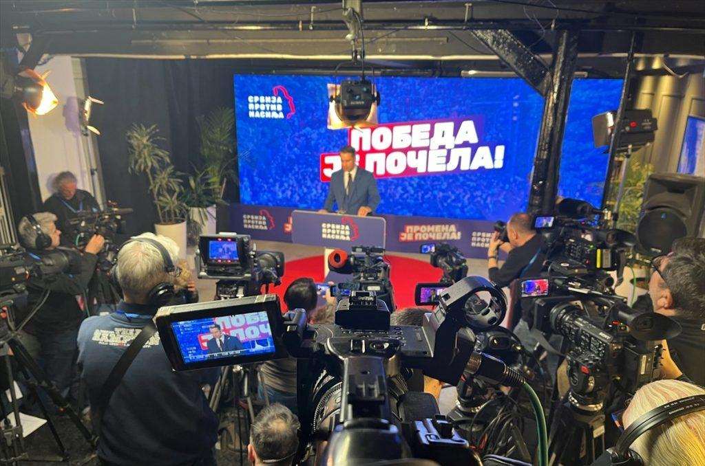 VUČIĆ PROGLASIO POBJEDU: Vodeća srbijanska oporbena koalicija osporila u izbornoj noći "apsolutnu pobjedu" SNS-a