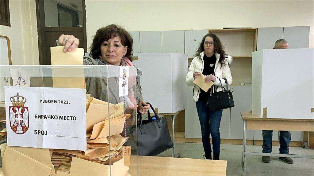 VUČIĆ PROGLASIO POBJEDU: Vodeća srbijanska oporbena koalicija osporila u izbornoj noći "apsolutnu pobjedu" SNS-a
