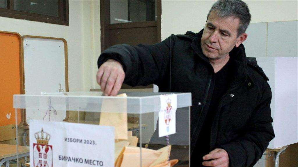 VUČIĆ PROGLASIO POBJEDU: Vodeća srbijanska oporbena koalicija osporila u izbornoj noći "apsolutnu pobjedu" SNS-a