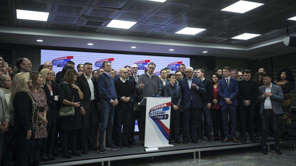 VUČIĆ PROGLASIO POBJEDU: Vodeća srbijanska oporbena koalicija osporila u izbornoj noći "apsolutnu pobjedu" SNS-a