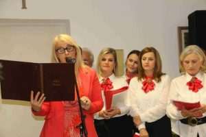 BOŽIĆNA VEČERA U HKZ MAINZ: Zapjevala mlada glazbenica koja će nastupiti na Dori, izboru hrvatske pjesme za pjesmu Eurovizije