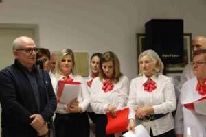 BOŽIĆNA VEČERA U HKZ MAINZ: Zapjevala mlada glazbenica koja će nastupiti na Dori, izboru hrvatske pjesme za pjesmu Eurovizije