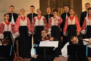 (FOTO i VIDEO) BOŽIĆNI KONCERT ANSAMBLA LADO U MAINZU: Vjernici zapjevali s Ladom, iz publike ih slušala poznata hrvatska glazbenica duhovne glazbe