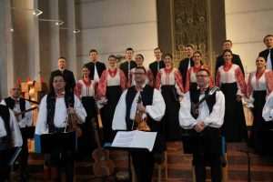 (FOTO i VIDEO) BOŽIĆNI KONCERT ANSAMBLA LADO U MAINZU: Vjernici zapjevali s Ladom, iz publike ih slušala poznata hrvatska glazbenica duhovne glazbe