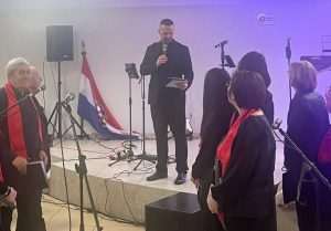 BOŽIĆNA PROSLAVA I NIKOLINJE U HKM ESSEN: Djeca su se radovala darovima, a odrasli glazbi i zabavi
