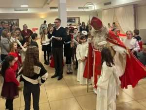 BOŽIĆNA PROSLAVA I NIKOLINJE U HKM ESSEN: Djeca su se radovala darovima, a odrasli glazbi i zabavi
