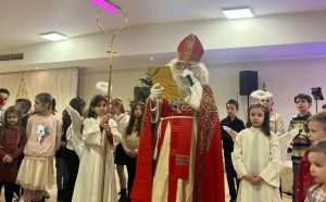 BOŽIĆNA PROSLAVA I NIKOLINJE U HKM ESSEN: Djeca su se radovala darovima, a odrasli glazbi i zabavi