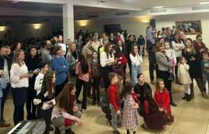 BOŽIĆNA PROSLAVA I NIKOLINJE U HKM ESSEN: Djeca su se radovala darovima, a odrasli glazbi i zabavi
