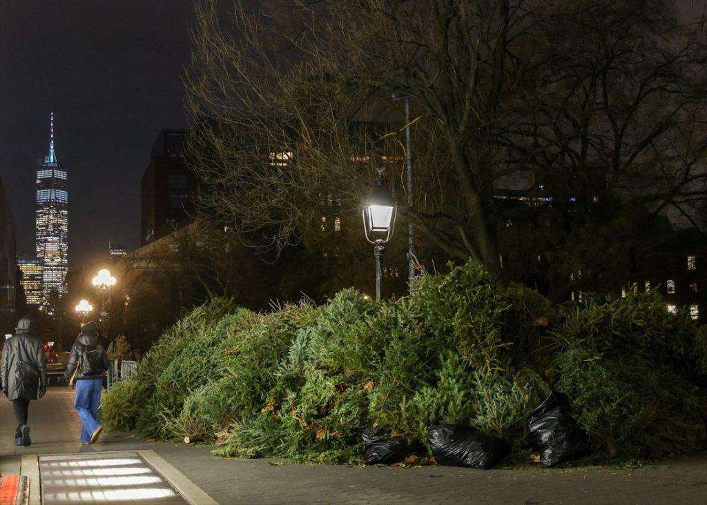 KRAJ BLAGDANSKOG UGOĐAJA: Božićna drvca stanovnici New Yorka iznose na ulicu