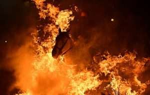 TRADICIJA DUGA ČETIRI STOLJEĆA: Jahači na konjima, u spomen na svetog Antuna, skokom kroz vatru štite od zlih duhova i bolesti