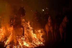 TRADICIJA DUGA ČETIRI STOLJEĆA: Jahači na konjima, u spomen na svetog Antuna, skokom kroz vatru štite od zlih duhova i bolesti