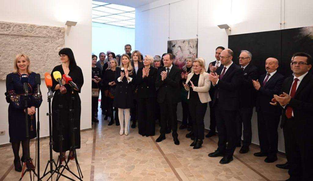 HRVATSKI SABOR: Otvorena međunarodna izložba “Naši tragovi“ HRVATSKI SABOR: Otvorena međunarodna izložba “Naši tragovi“