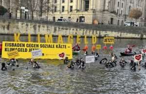 USKOČILI U HLADNU RIJEKU U BERLINU ZBOG ISPLATE KLIMATSKIH BONUSA: Prosvjed zbog prekršenih obećanja Vlade