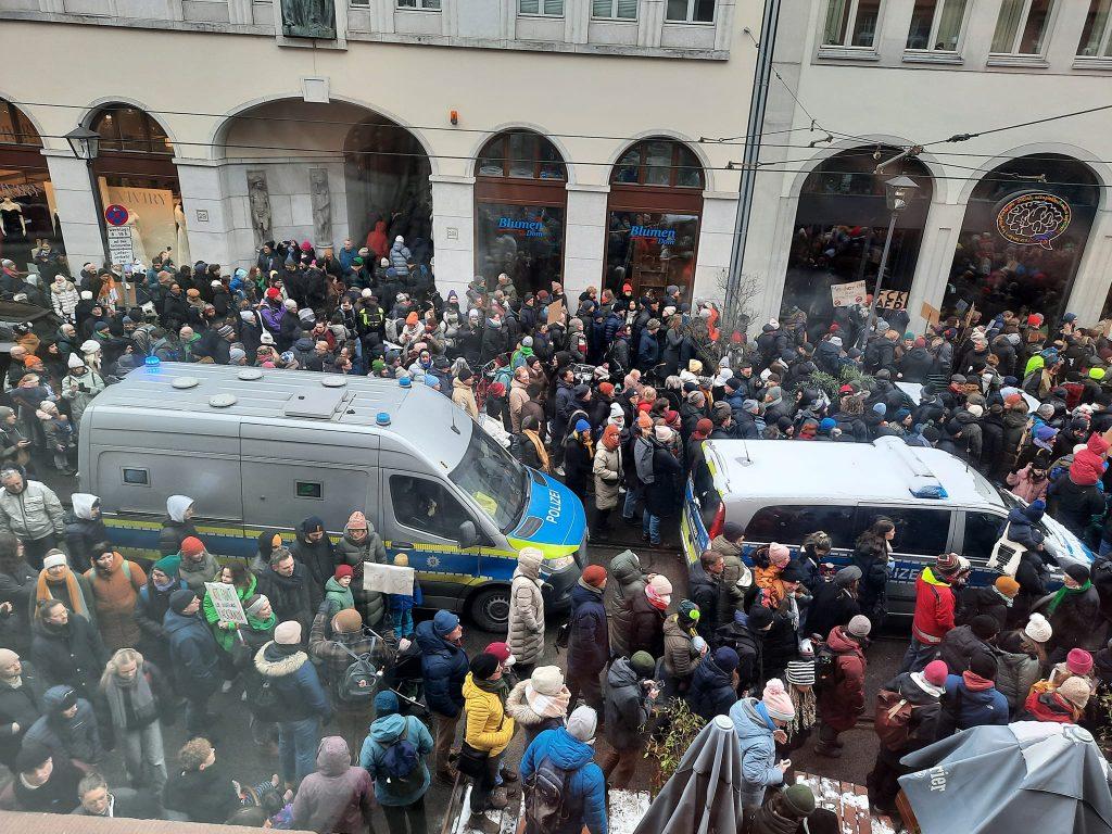 ŠIRE SE PROSVJEDI U NJEMAČKOJ: Više tisuća ljudi okupilo se na demonstracijama u Frankfurtu, Dortmundu, Hannoveru, Hamburgu...