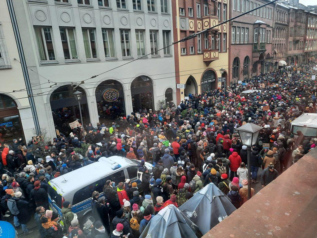 ŠIRE SE PROSVJEDI U NJEMAČKOJ: Više tisuća ljudi okupilo se na demonstracijama u Frankfurtu, Dortmundu, Hannoveru, Hamburgu...