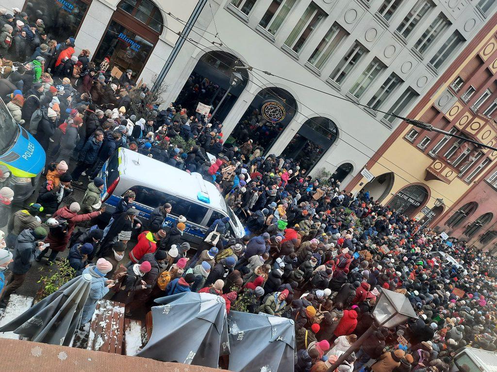 ŠIRE SE PROSVJEDI U NJEMAČKOJ: Više tisuća ljudi okupilo se na demonstracijama u Frankfurtu, Dortmundu, Hannoveru, Hamburgu...
