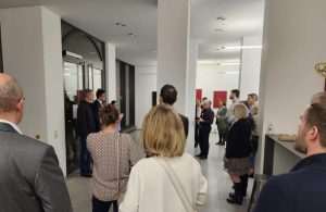 IL MINIMALISTA: U Stuttgartu u poznatoj galeriji Strzelski, pod pokroviteljstvom GK RH Stuttgart otvorena je izložba pod nazivom „Umjetnost je reducirati stvari“