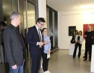 IL MINIMALISTA: U Stuttgartu u poznatoj galeriji Strzelski, pod pokroviteljstvom GK RH Stuttgart otvorena je izložba pod nazivom „Umjetnost je reducirati stvari“